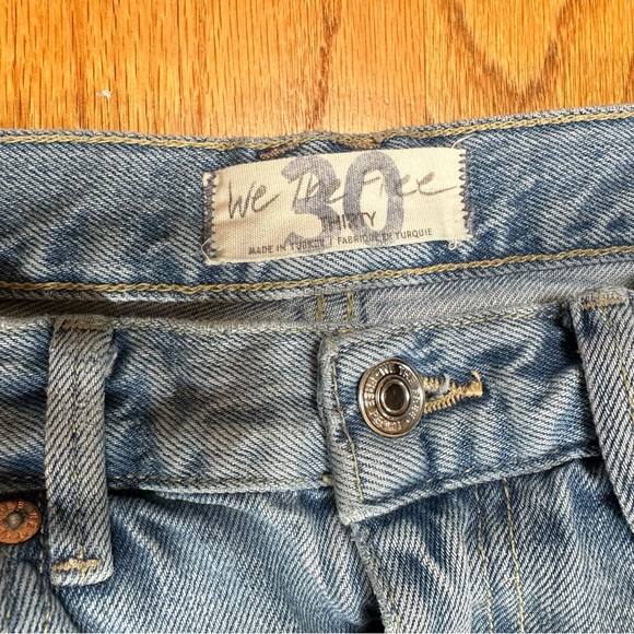 Free People We The Free High Rise Light Wash Mom Jean Waist 30 Distressed Denim - Picture 3 of 12
